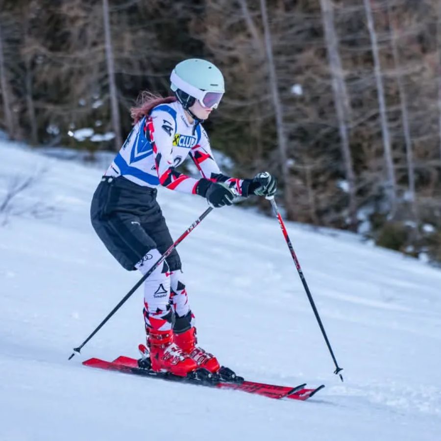 Eine Läuferin im Rennanzug auf der Piste