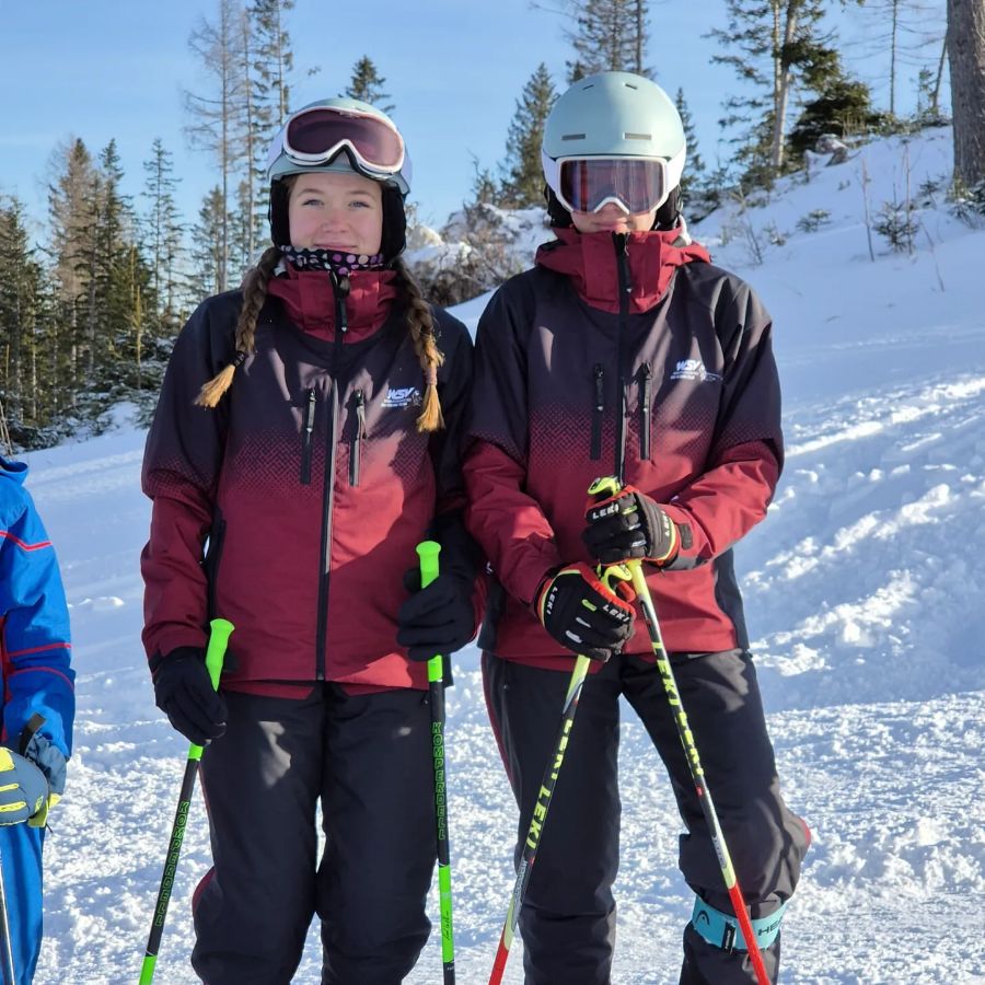 Zwei Läuferinnen in WSV-Jacken im Schnee