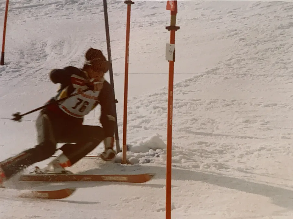Christian Baumgartner mit Startnummer 76 legt sich im Slalom um eine Stange.