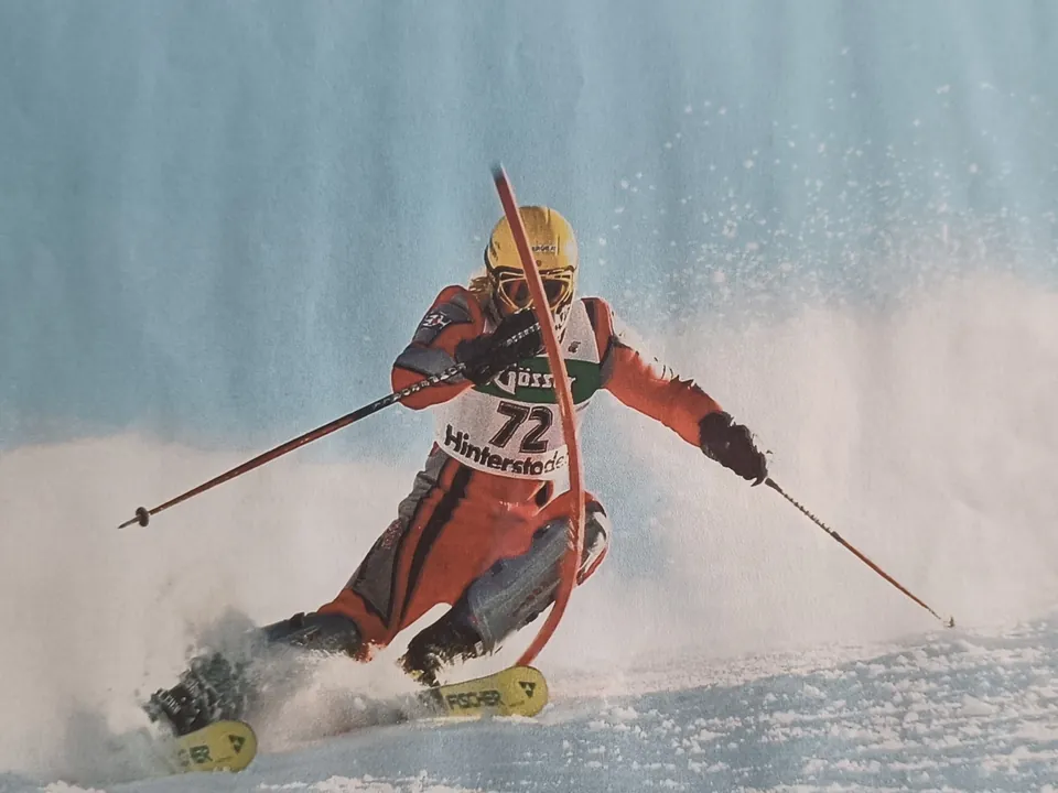 Florian Gösweiner mit Startnummer 72 drückt im Slalom eine Kippstange weg.