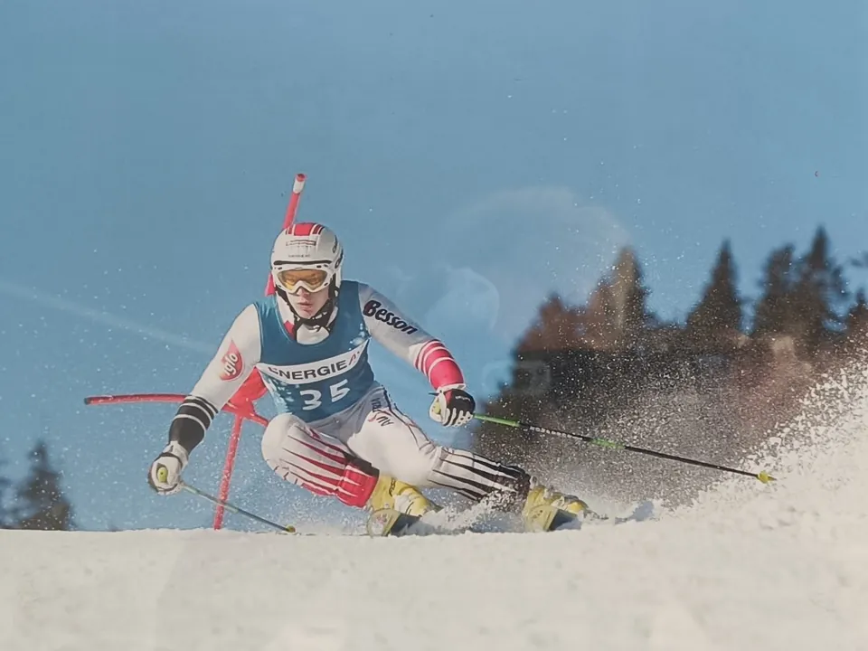 Martin Gösweiner mit Startnummer 35 im Schwung, hinter ihm stäubt der Schnee.