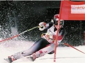 Patrizia Pretschuh in voller Schräglage an einem roten Tor.